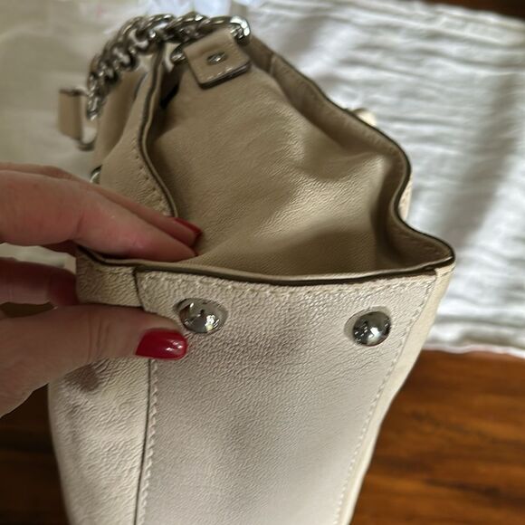 Michael Kors handbag silver lock and keys tan color impeccable - Picture 6 of 13